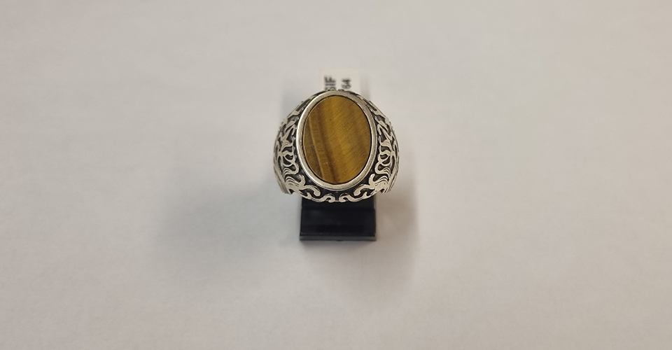 Vente de bague en argent avec des pierres par votre bijoutier à Toulon