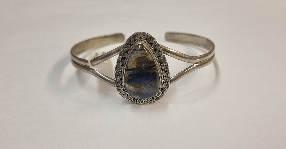 Vente de bracelet fait par un artisan Indien dans votre bijouterie à Toulon