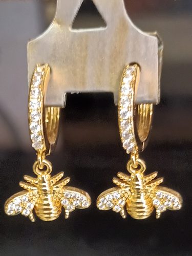 Boucle-doreille-abeille-modele-en-acier-PVD-GDC-bijouterie-a-Toulon