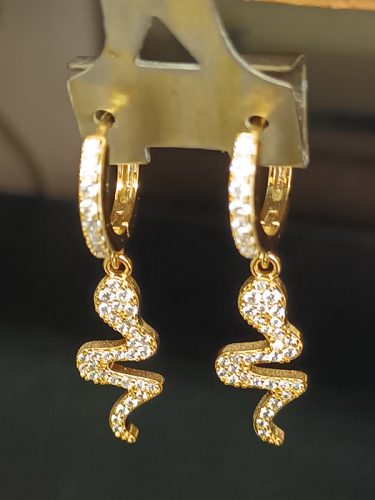 Boucle-doreille-serpent-modele-en-acier-dore-bijouterie-a-Toulon