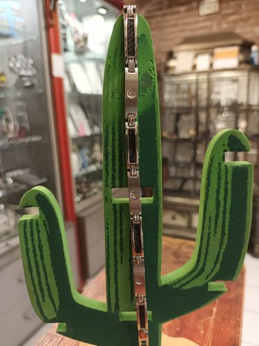 Bracelet en acier et carbonne dans votre bijouterie à Toulon
