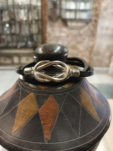 Bracelets en acier et cuir double tour dans votre bijouterie à Toulon