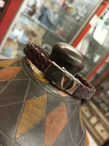 Bracelets en cuir brun et acier dans votre bijouterie à Toulon