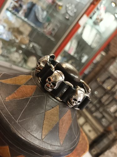 Bracelets en cuir noir et acier dans votre bijouterie à Toulon