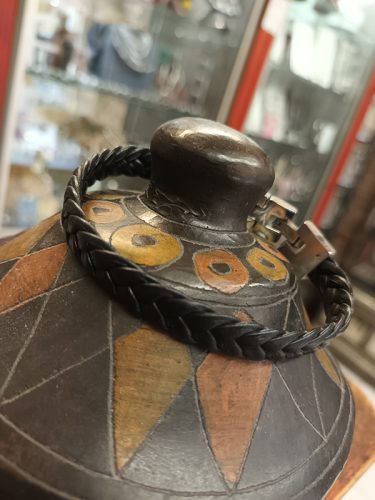 Bracelets en cuir noir tressé et acier dans votre bijouterie à Toulon