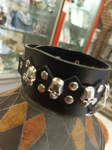 Bracelets noir en cuir et acier dans votre bijouterie à Toulon