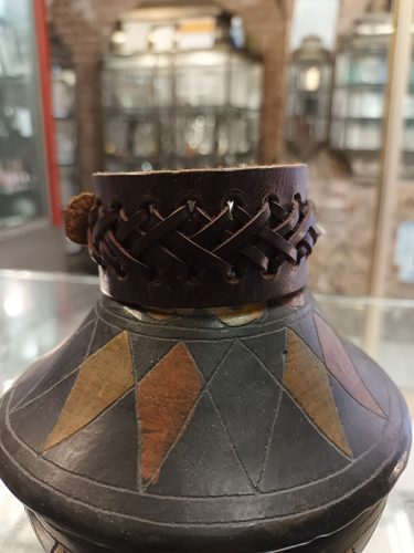 Collection de bracelets brun acier cuir dans votre bijouterie à Toulon