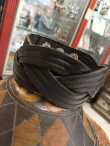 Collection de bracelets brun en cuir dans votre bijouterie à Toulon