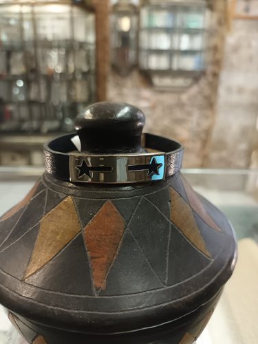 Collection de bracelets en acier et cuir noir dans votre bijouterie Toulon