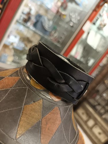 Collection de bracelets en acier et en cuir dans votre bijouterie à Toulon