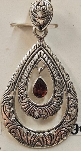 Pendentif-acier-grenat-dans-votre-bijouterie-a-Toulon