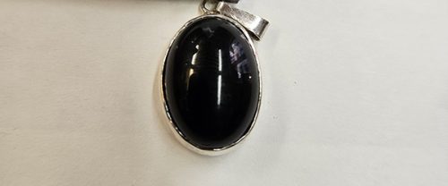 Pendentif-en-pierre-noire-dans-votre-bijouterie-a-Toulon