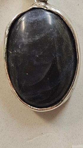 Pendentifs-pierre-noire-bijouterie-a-Toulon